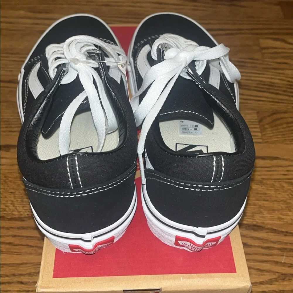Women’s Size 7 Vans Black and White Old Skool Sneakers - Picture 3 of 5